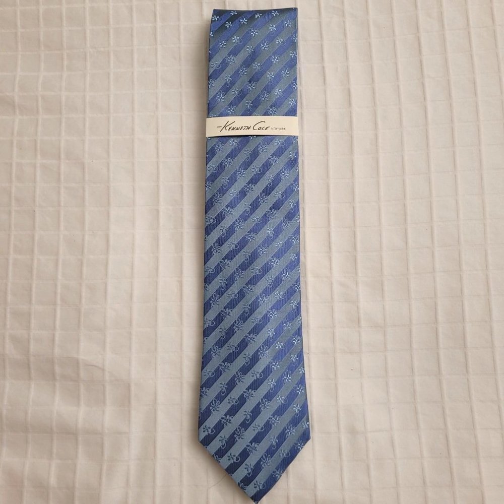 Kenneth Cole New York blue silk tie. New with tags on.